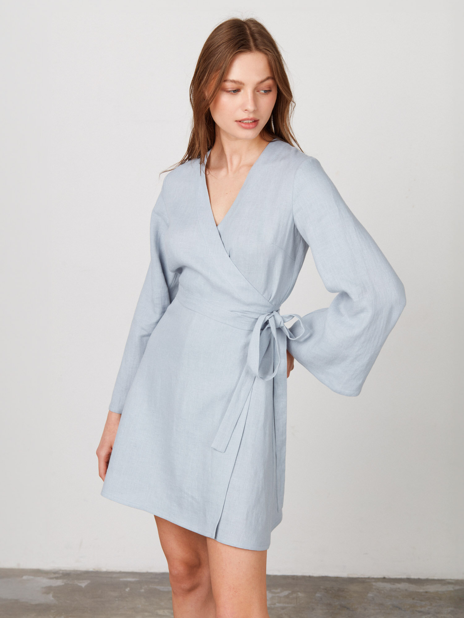Bild 1 von LYDIA Langarm Wickelkleid aus Leinen in Bluestone, you can also choose other colors above von Love and Confuse