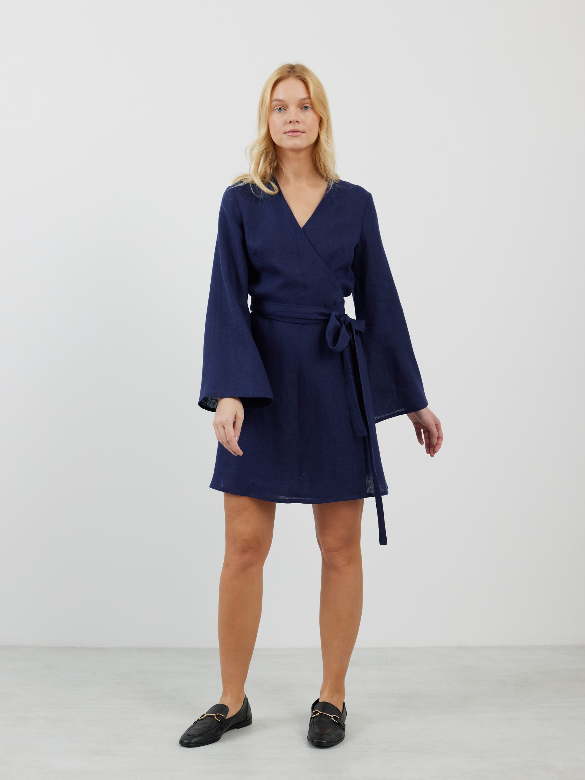 Bild 2 von LYDIA Langarm Wickelkleid aus Leinen in Marineblau von Love and Confuse