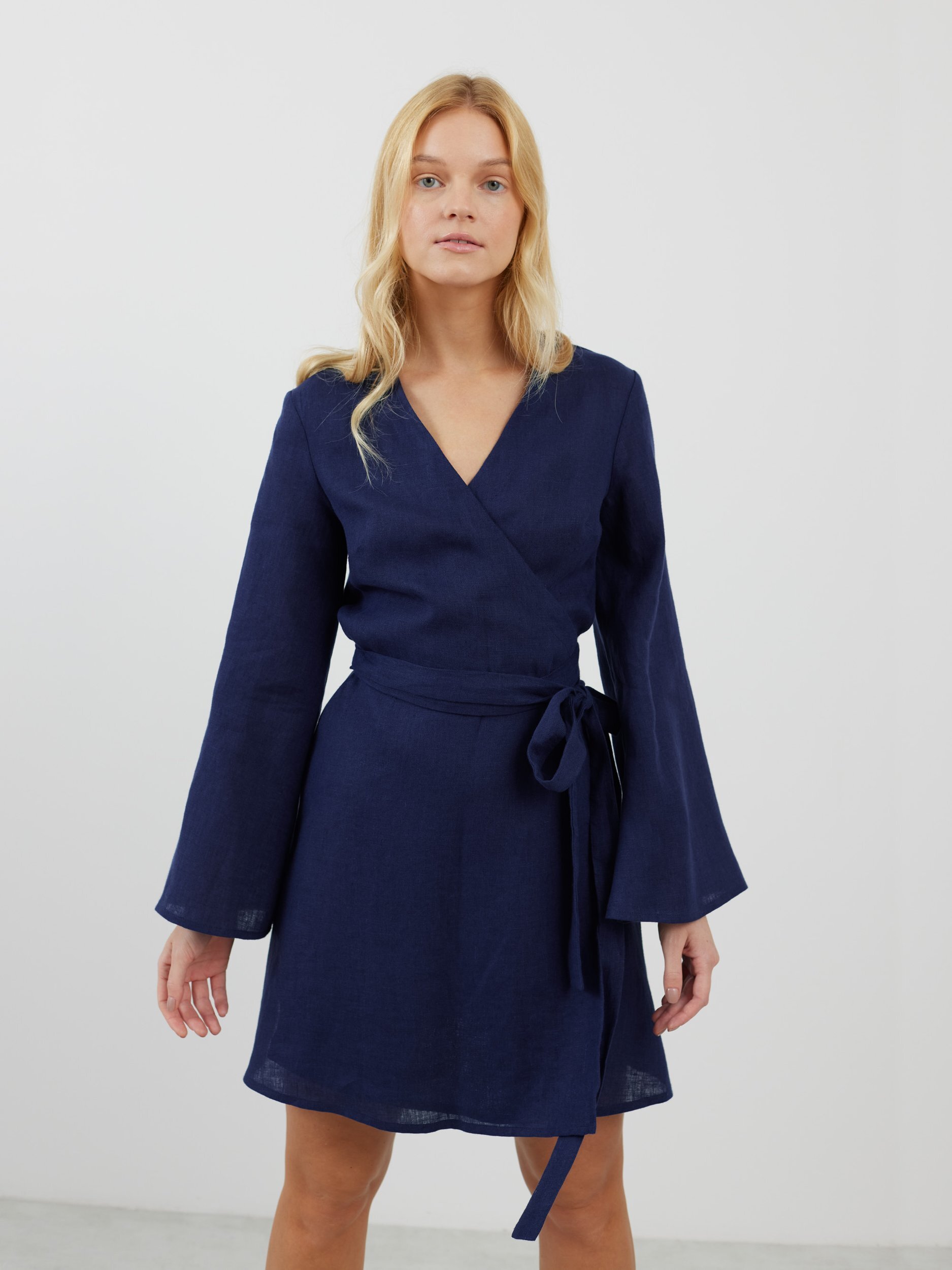 Bild 3 von LYDIA Langarm Wickelkleid aus Leinen in Marineblau von Love and Confuse