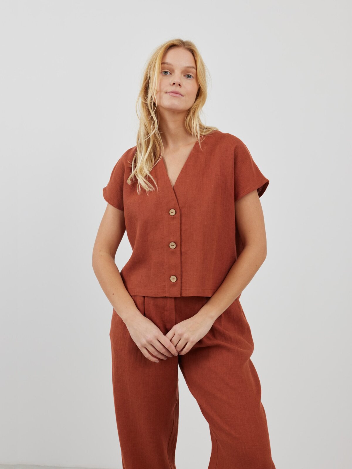Bild 1 von LYLA - Kurzes Leinenhemd in von Love and Confuse