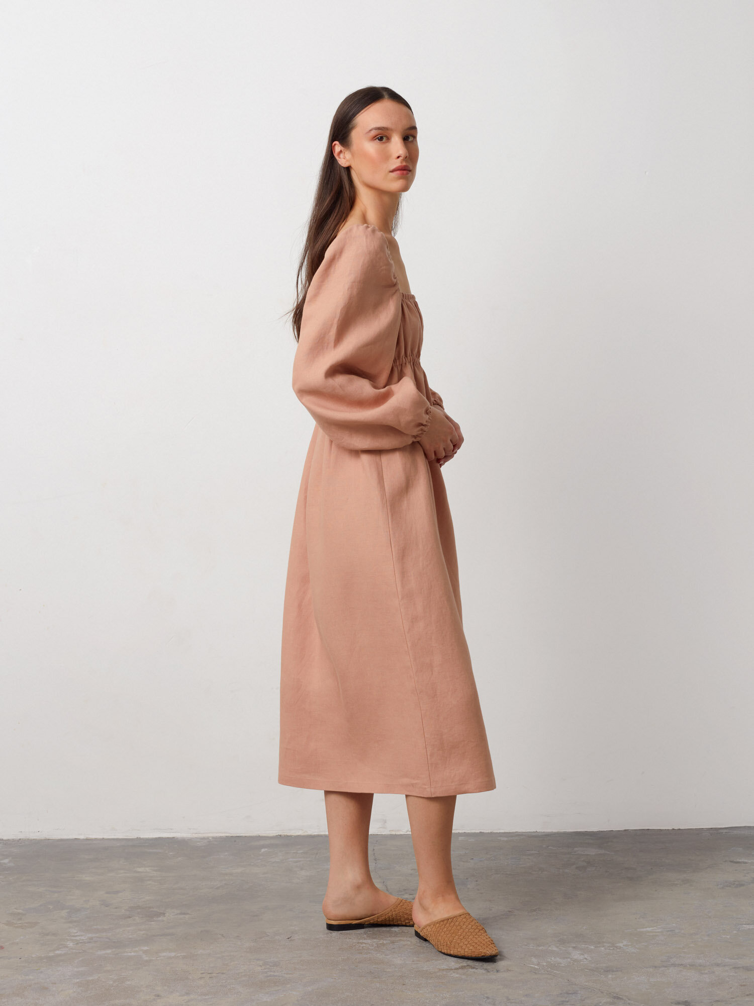 Bild 3 von MARGOT Leinenmidikleid in Camel, you can also choose other colors above von Love and Confuse