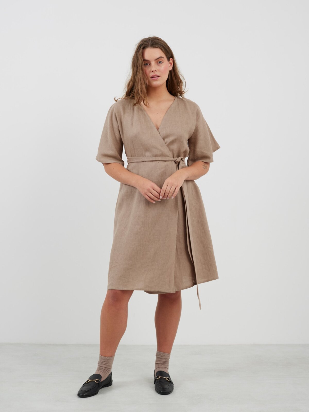 Bild 2 von MARY Leinen Wickelkleid in von Love and Confuse