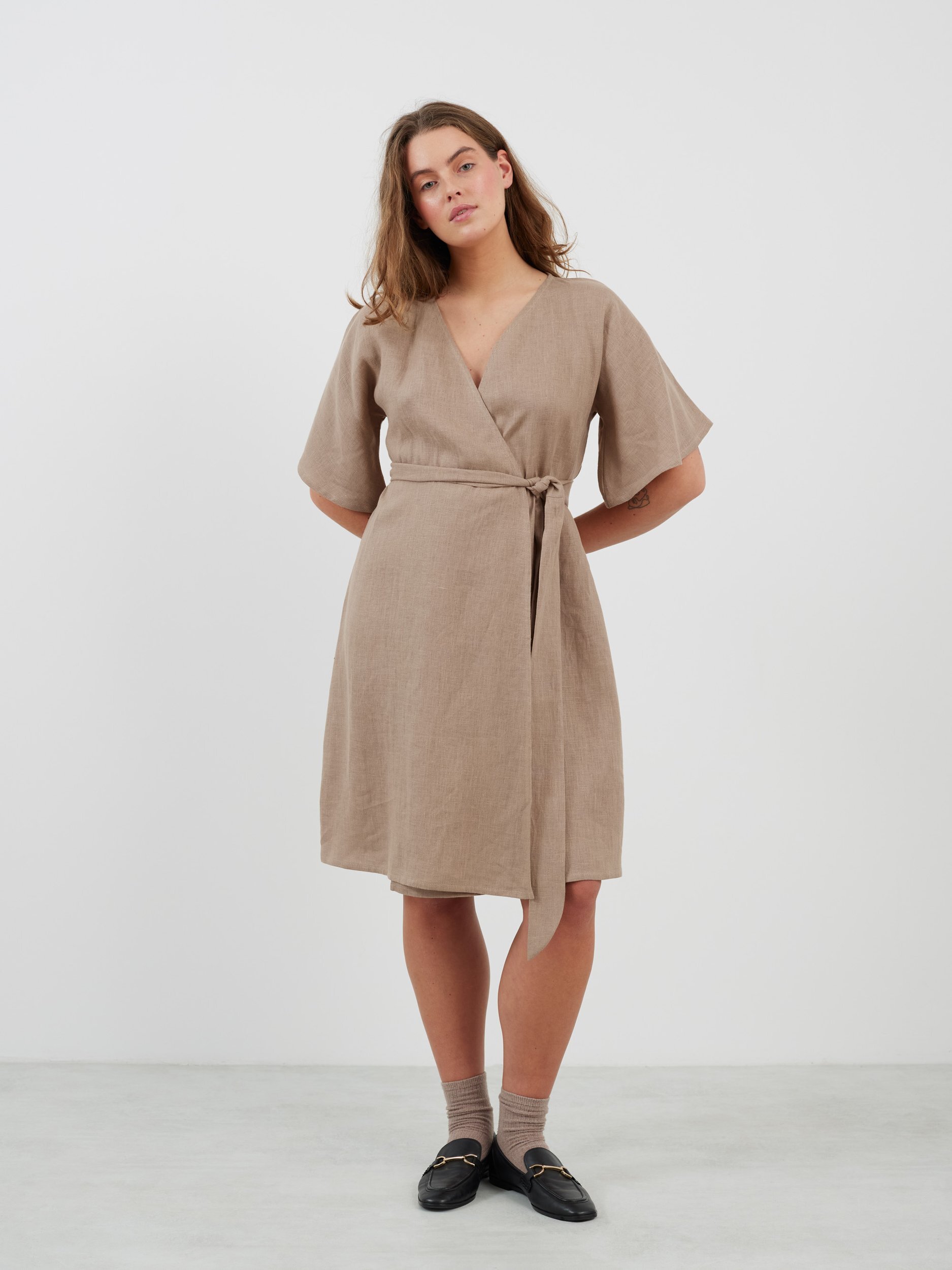 Bild 4 von MARY Leinen Wickelkleid in von Love and Confuse