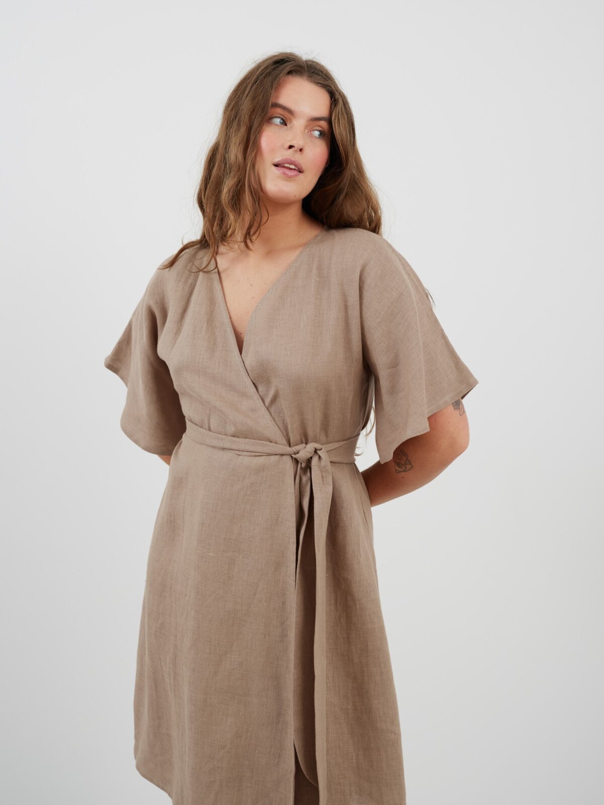 Bild 5 von MARY Leinen Wickelkleid in von Love and Confuse