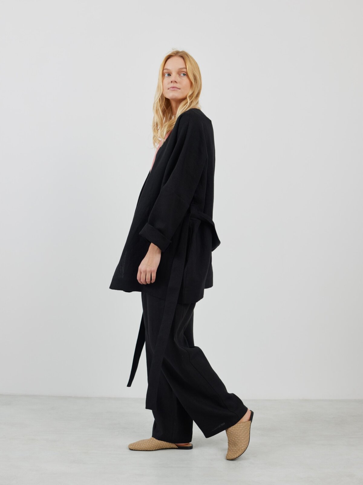 Bild 1 von MAVIS Offene Leinenjacke in Heavy Black von Love and Confuse
