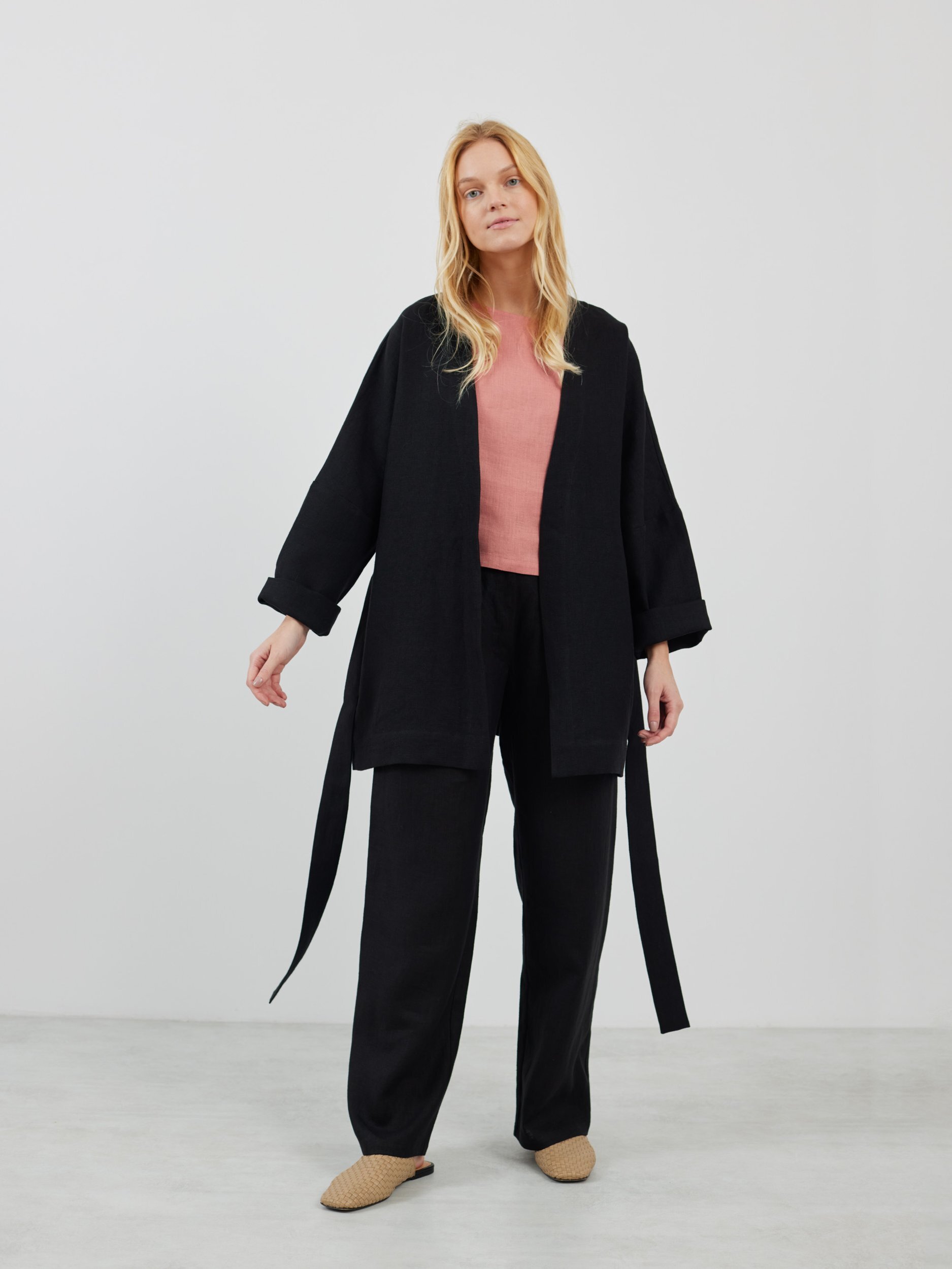 Bild 2 von MAVIS Offene Leinenjacke in Heavy Black von Love and Confuse