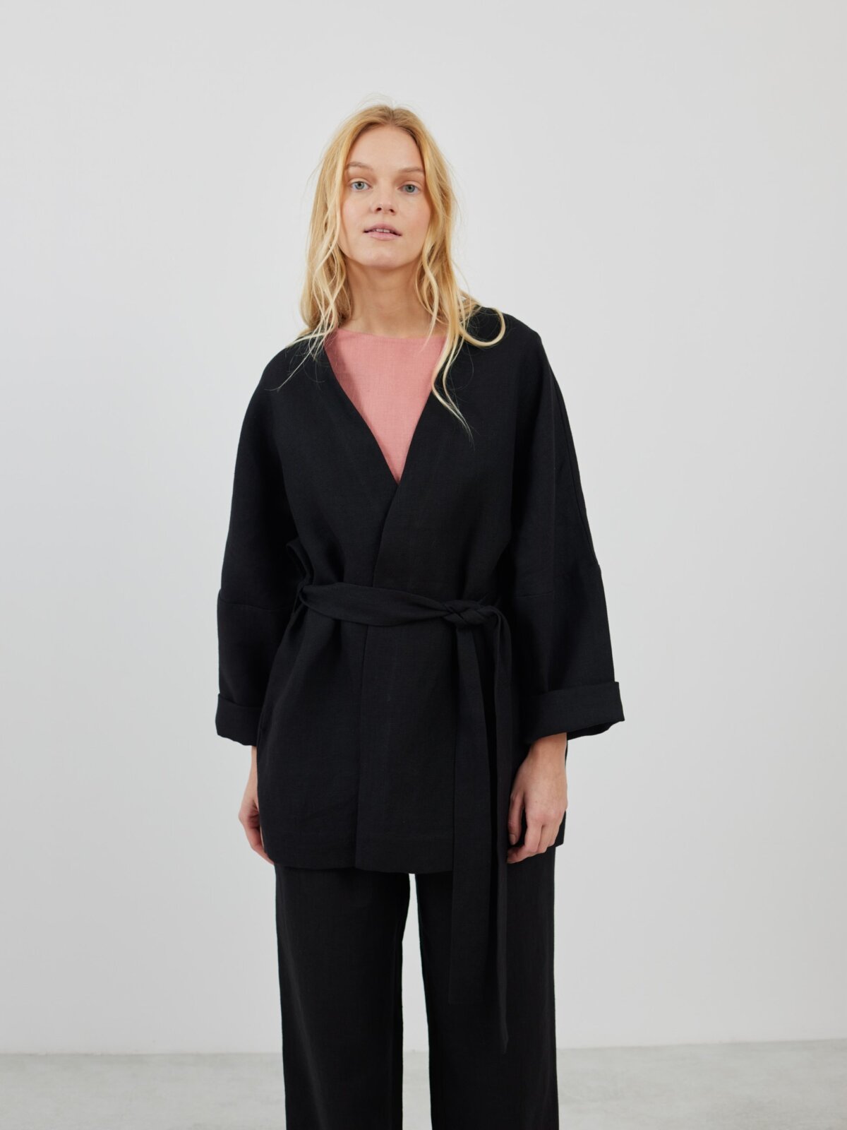 Bild 3 von MAVIS Offene Leinenjacke in Heavy Black von Love and Confuse