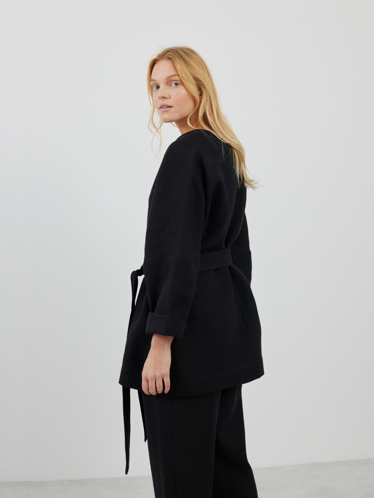 Bild 4 von MAVIS Offene Leinenjacke in Heavy Black von Love and Confuse