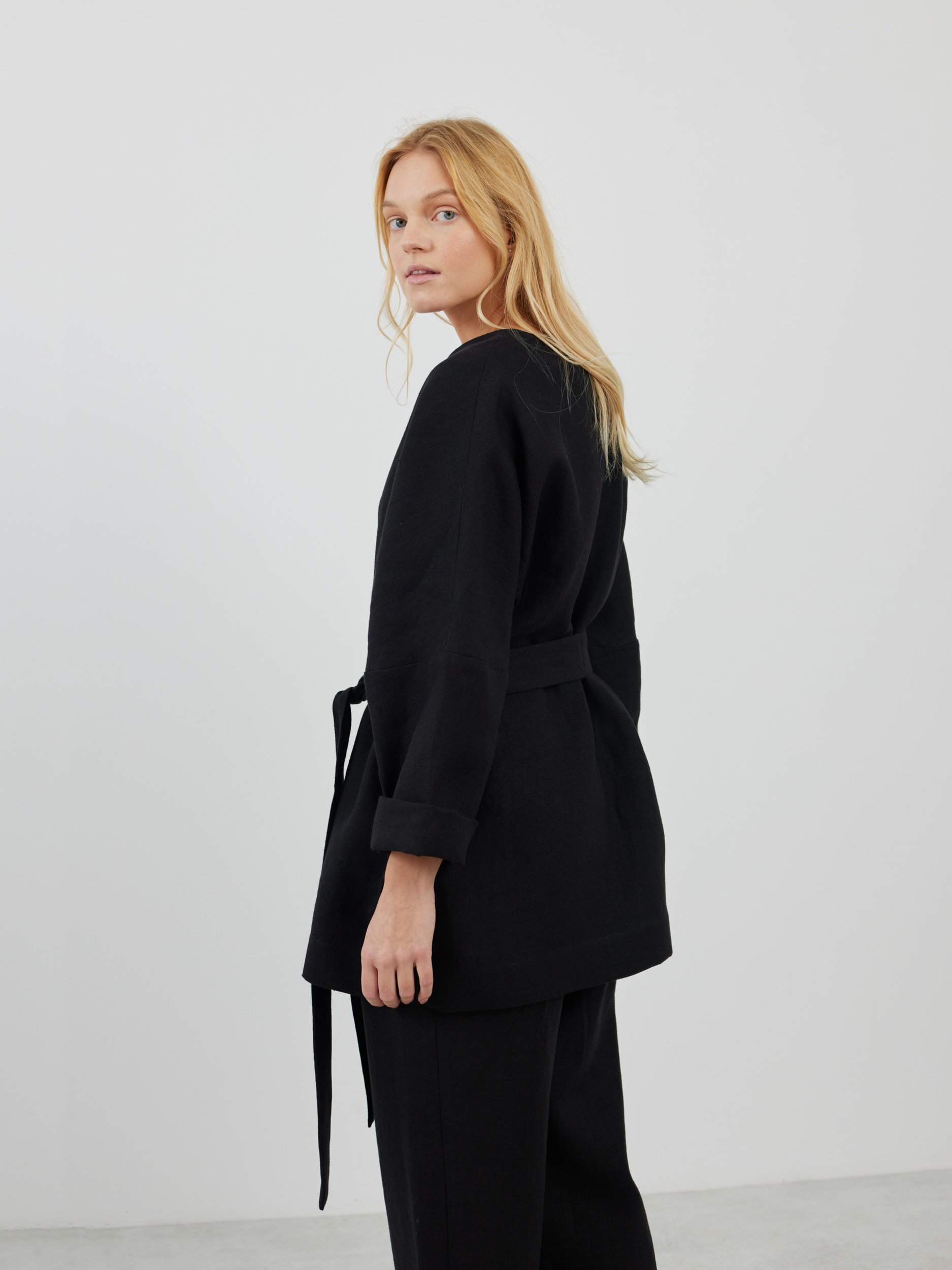 Bild 4 von MAVIS Offene Leinenjacke in Heavy Black von Love and Confuse