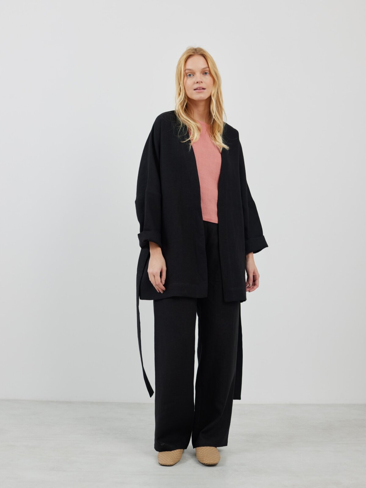 Bild 5 von MAVIS Offene Leinenjacke in Heavy Black von Love and Confuse