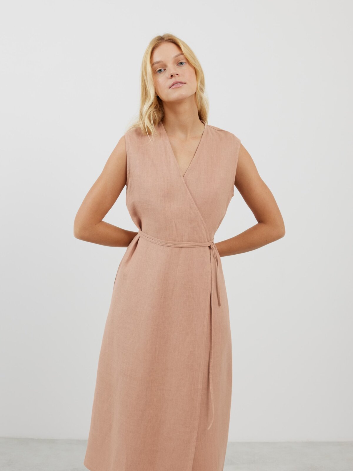 Bild 2 von PIA Leinen Midi Wickelkleid in Rosa mit Braun von Love and Confuse
