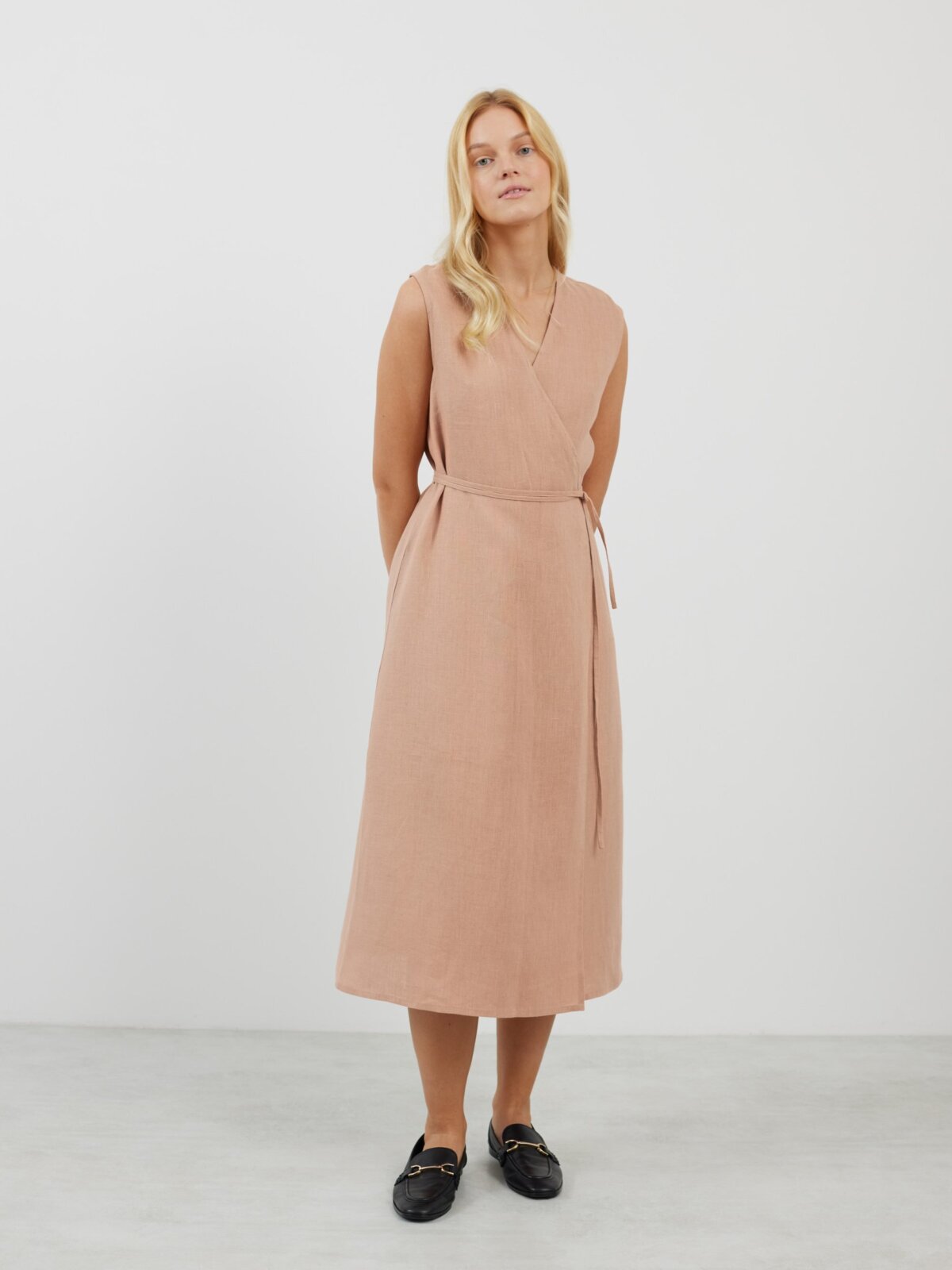 Bild 3 von PIA Leinen Midi Wickelkleid in Rosa mit Braun von Love and Confuse