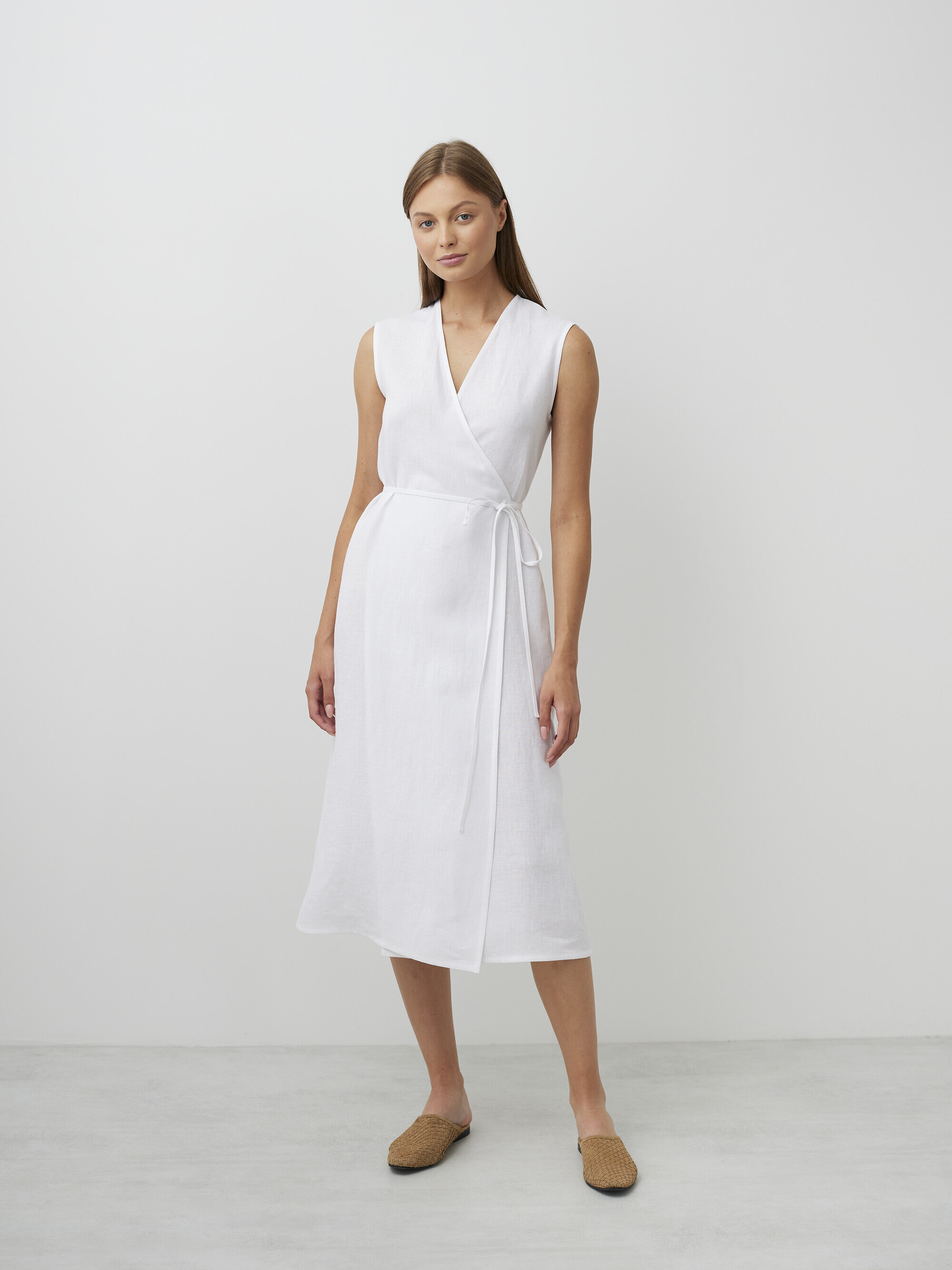 Bild 2 von PIA Leinen Midi Wickelkleid in White, you can also choose other colors above von Love and Confuse