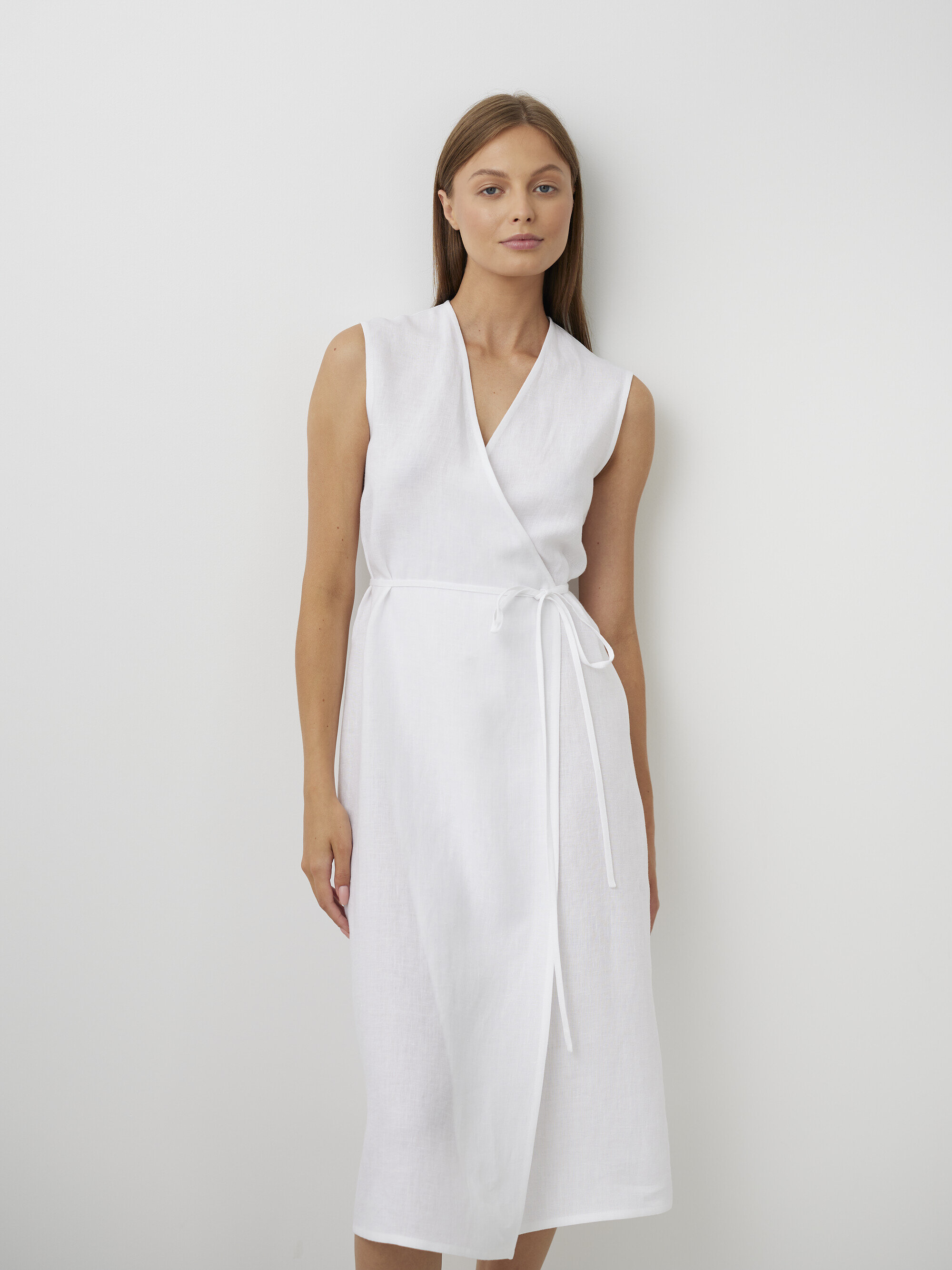 Bild 3 von PIA Leinen Midi Wickelkleid in White, you can also choose other colors above von Love and Confuse