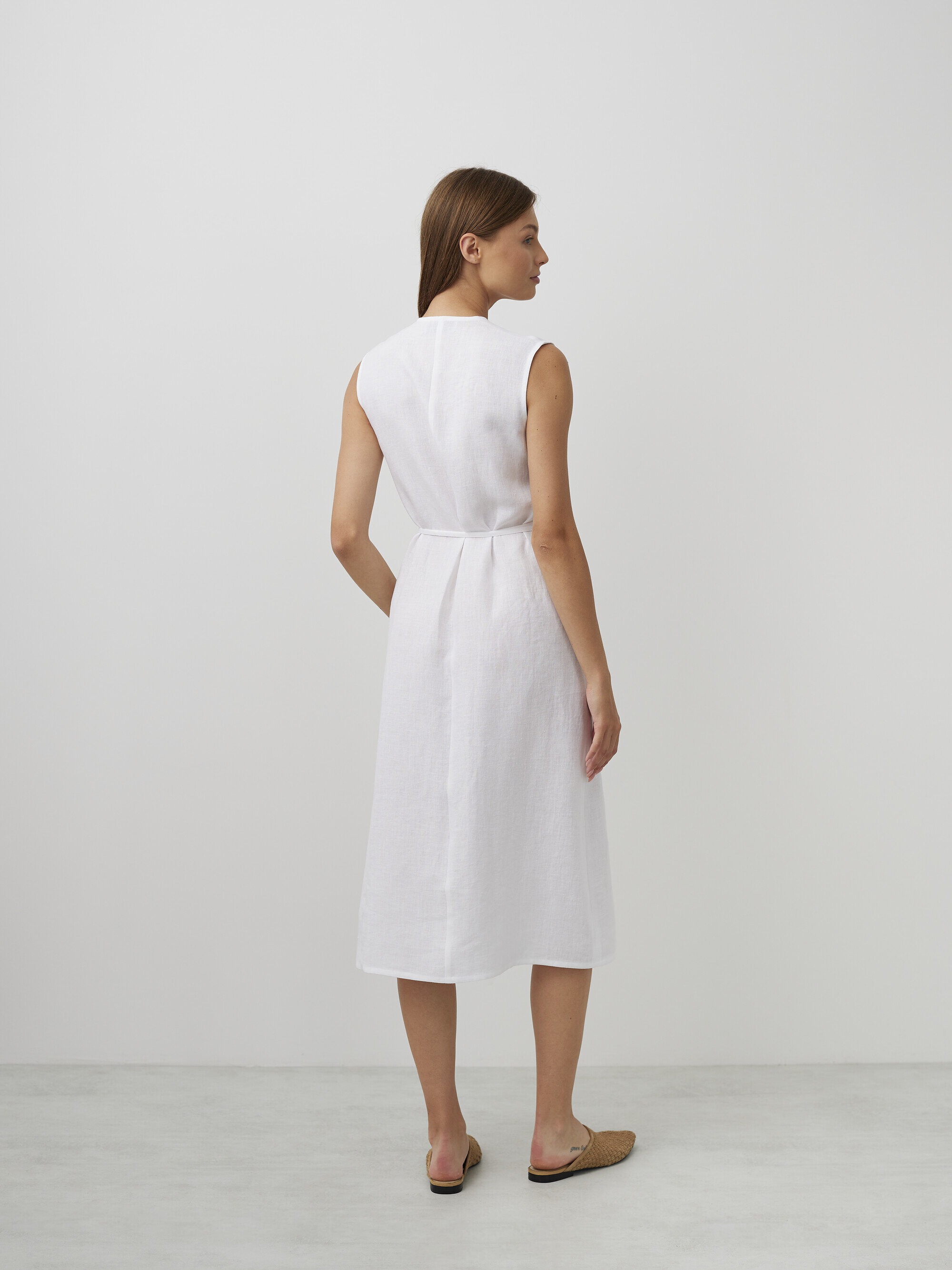 Bild 4 von PIA Leinen Midi Wickelkleid in White, you can also choose other colors above von Love and Confuse