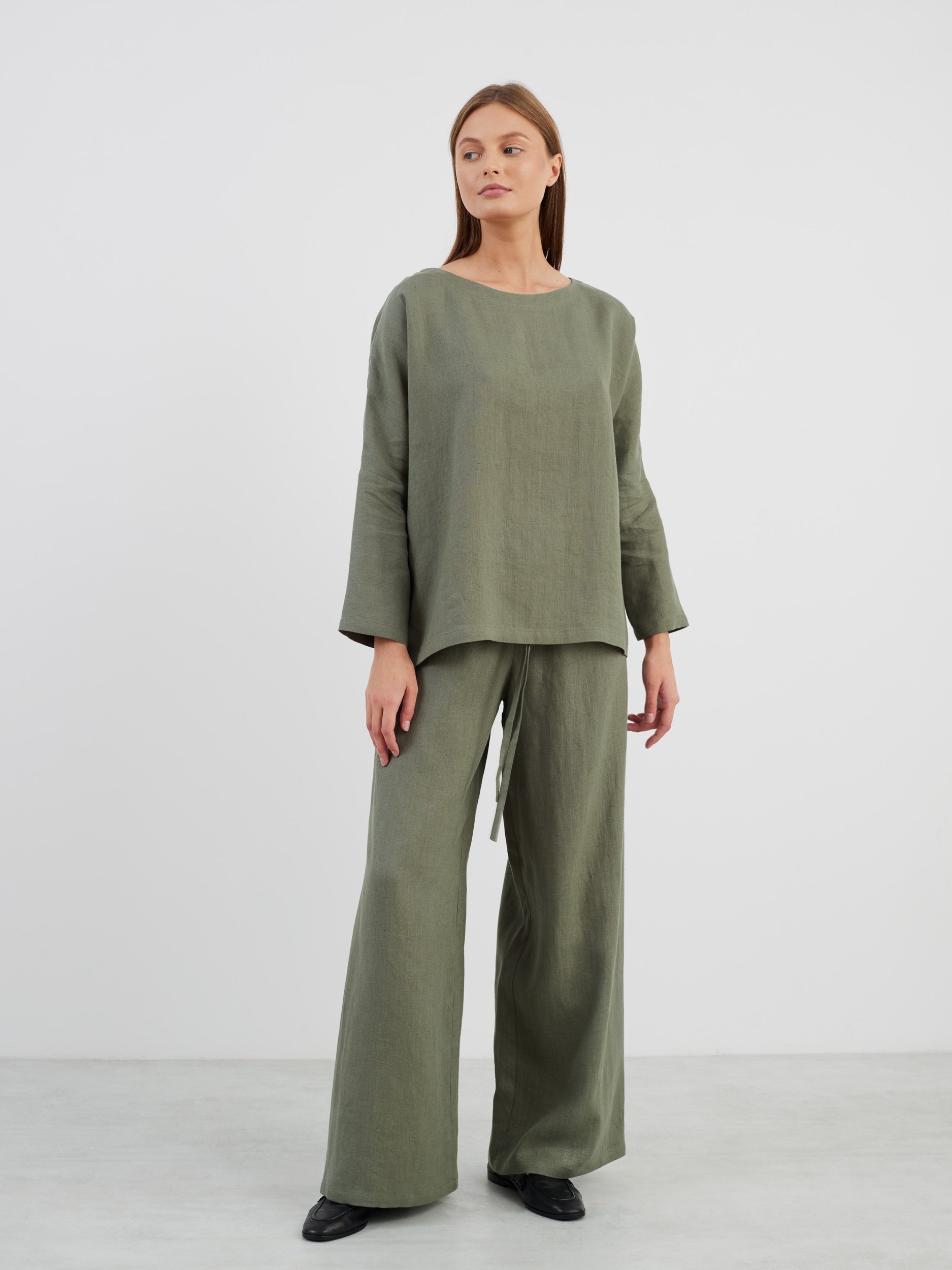 Bild 2 von RUMI Langarmshirt aus Leinen in Salbeigrün von Love and Confuse