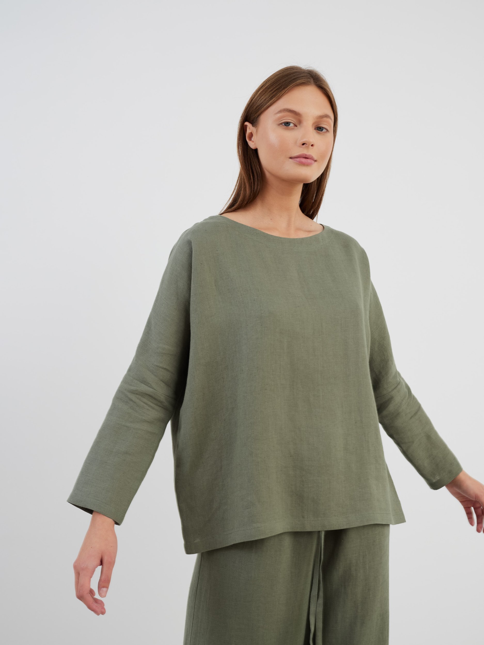 Bild 3 von RUMI Langarmshirt aus Leinen in Salbeigrün von Love and Confuse