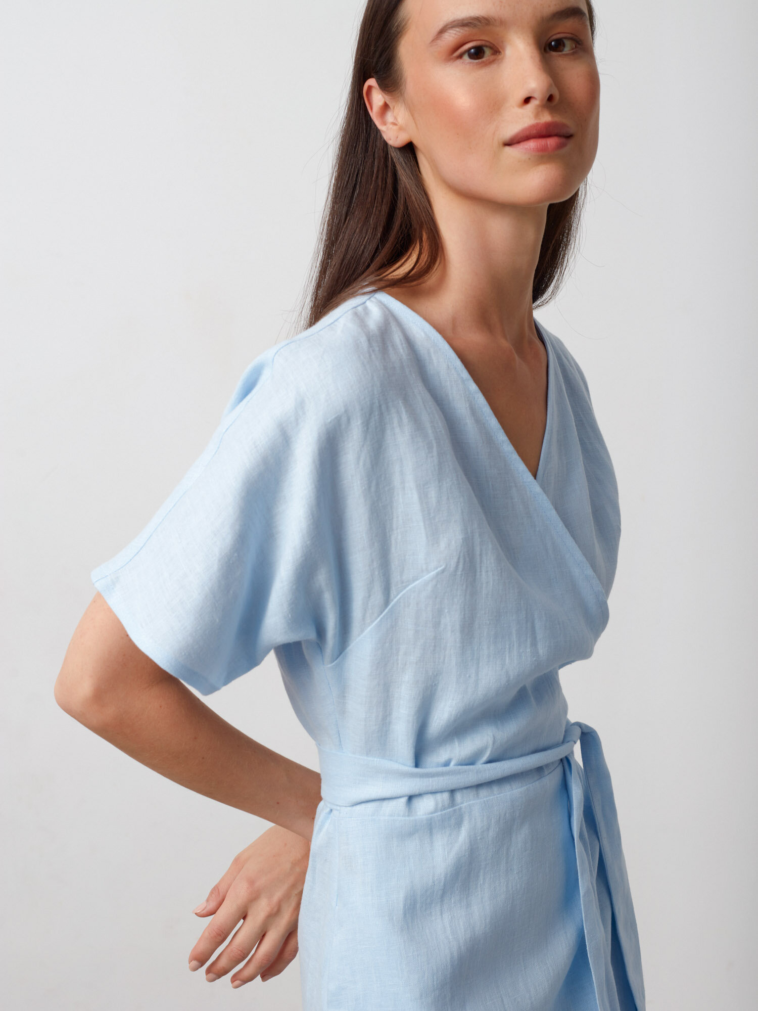 Bild 1 von SUMMER Leinen Wickelkleid in Baby Blue, you can also choose other colors above von Love and Confuse