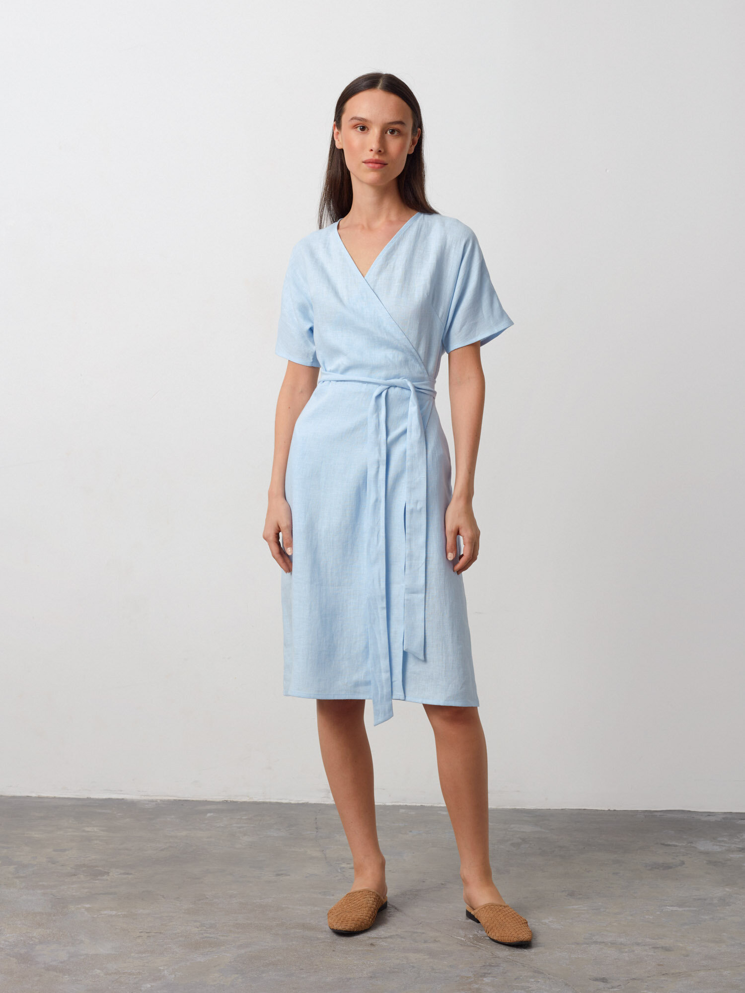 Bild 2 von SUMMER Leinen Wickelkleid in Baby Blue, you can also choose other colors above von Love and Confuse