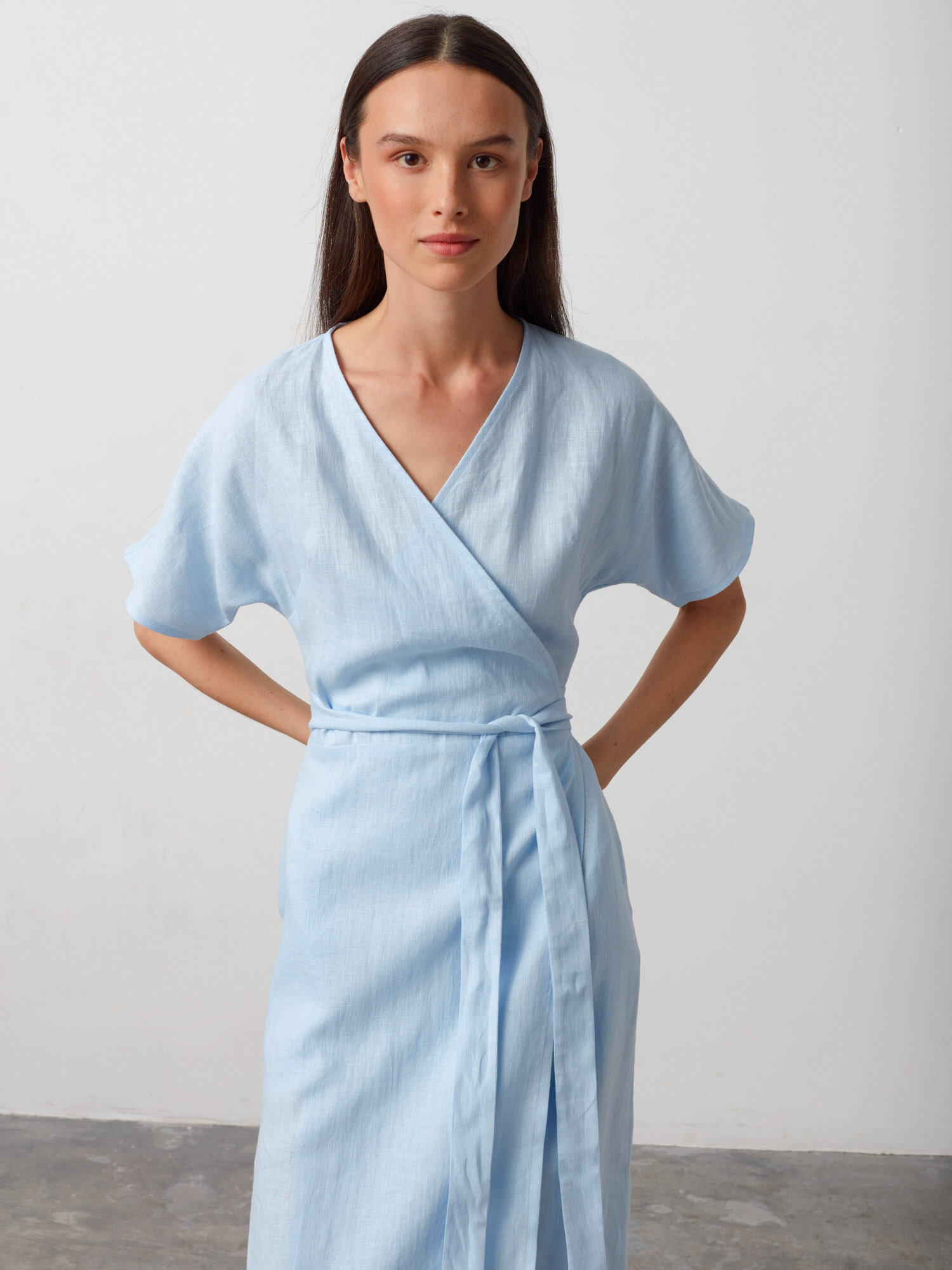Bild 3 von SUMMER Leinen Wickelkleid in Baby Blue, you can also choose other colors above von Love and Confuse