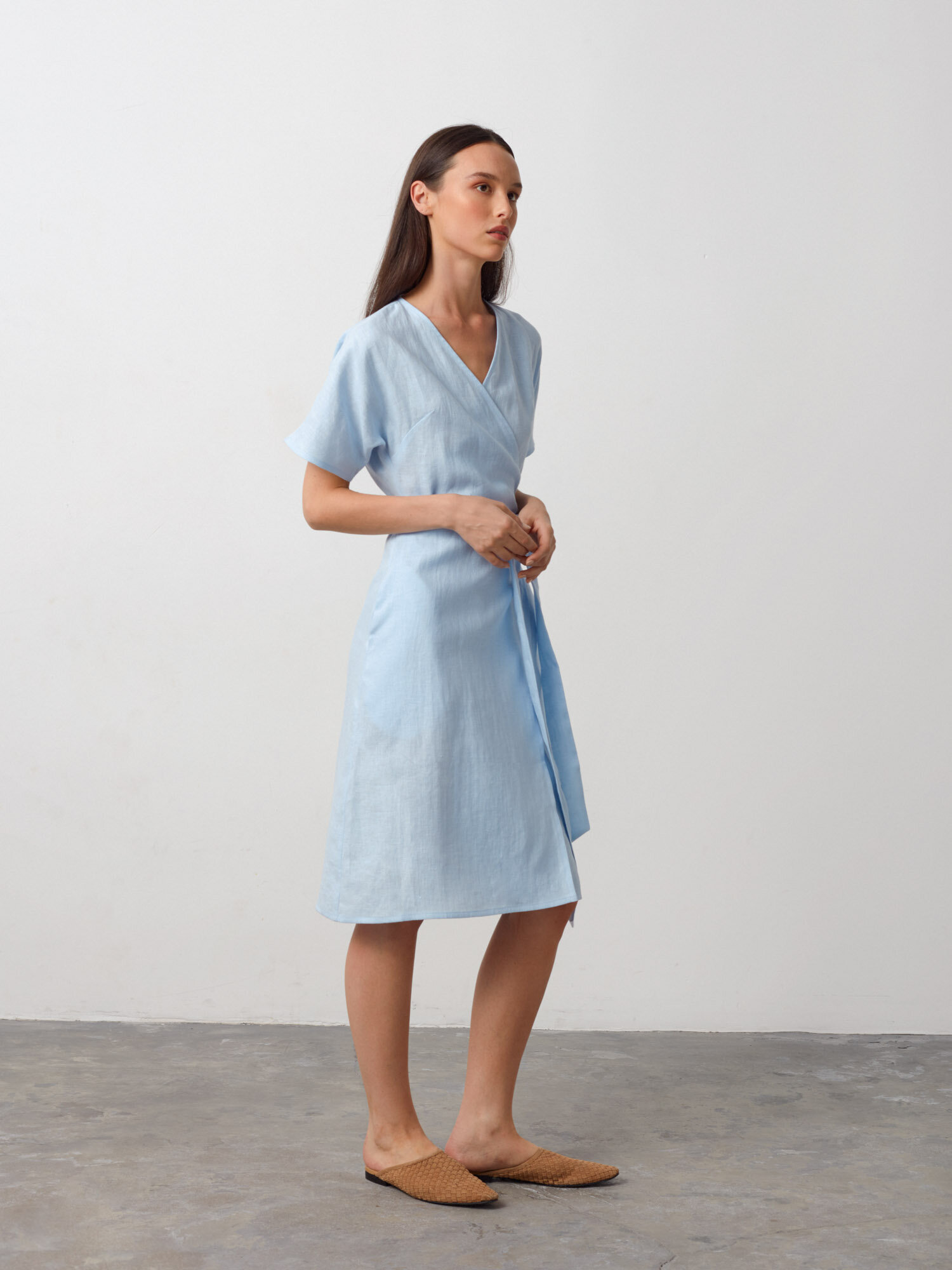 Bild 4 von SUMMER Leinen Wickelkleid in Baby Blue, you can also choose other colors above von Love and Confuse