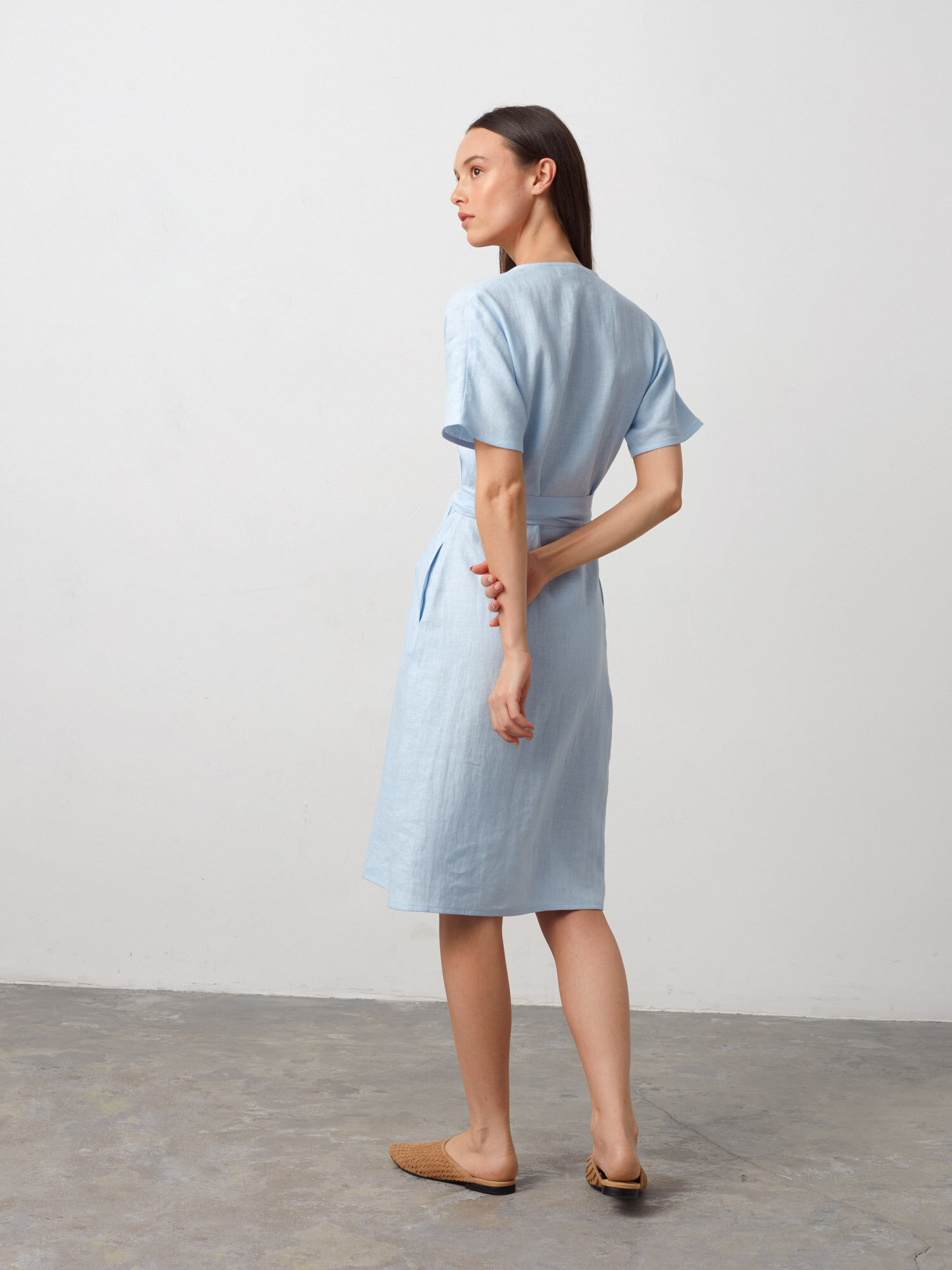 Bild 5 von SUMMER Leinen Wickelkleid in Baby Blue, you can also choose other colors above von Love and Confuse
