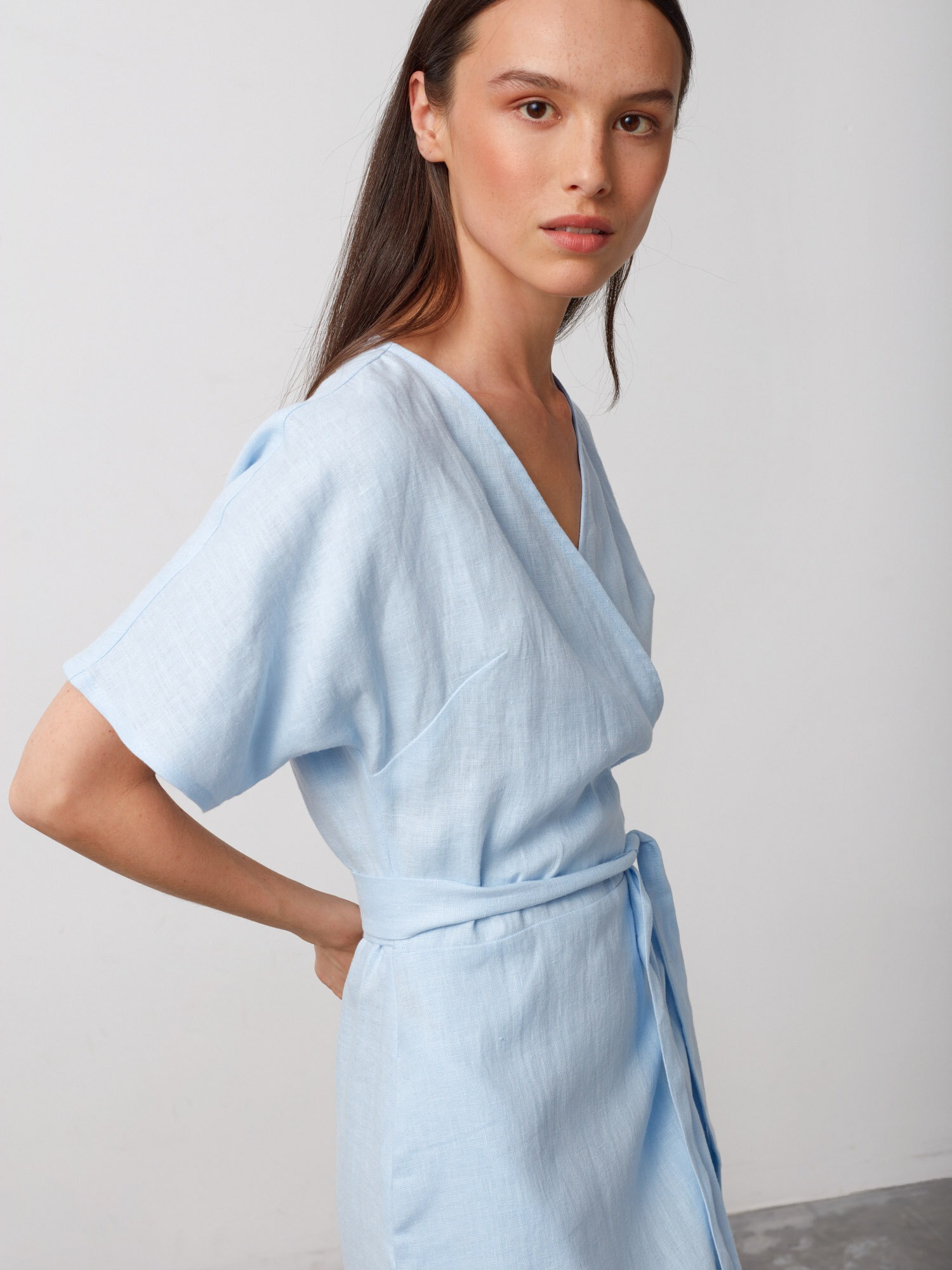 Bild 6 von SUMMER Leinen Wickelkleid in Baby Blue, you can also choose other colors above von Love and Confuse