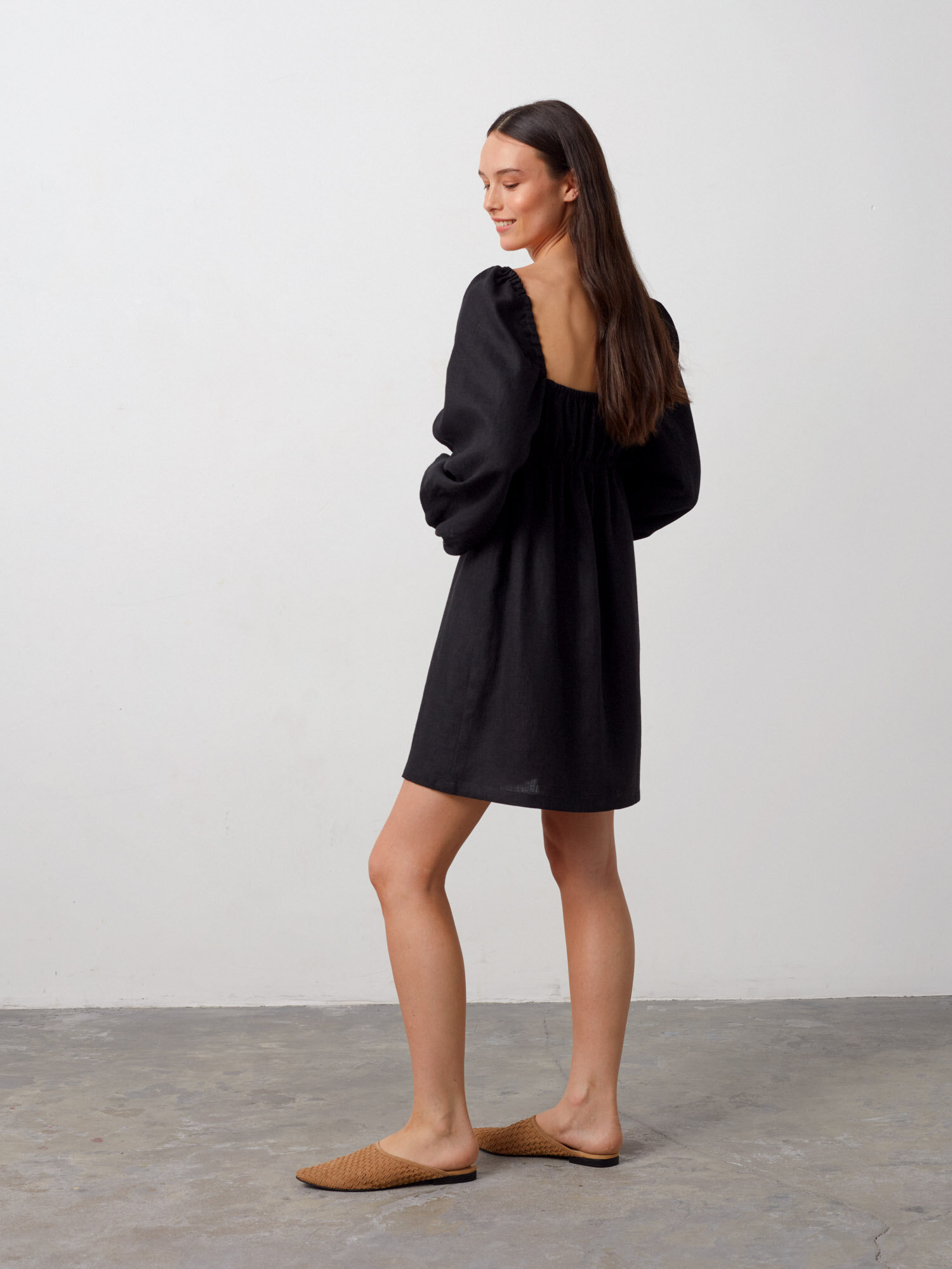 Bild 5 von TALULLA Leinen Minikleid in Black, you can also choose other colors above von Love and Confuse